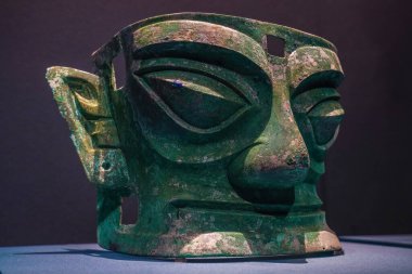 Çin 'in Shang Hanedanlığından kalma bronz insan maskesi, Guanghan, Sichuan' daki Sanxingdui bölgesinden çıkarıldı.