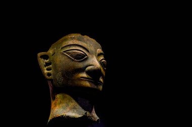 Çin 'deki Shang Hanedanlığı' nın bronz insan kafası heykeli, Çukur No. Chengdu, Sichuan 'daki Sanxingdui harabelerinden biri.