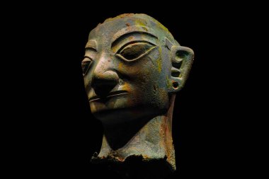 Çin 'deki Shang Hanedanlığı' nın bronz insan kafası heykeli, Çukur No. Chengdu, Sichuan 'daki Sanxingdui harabelerinden biri.