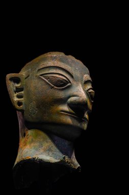 Çin 'deki Shang Hanedanlığı' nın bronz insan kafası heykeli, Çukur No. Chengdu, Sichuan 'daki Sanxingdui harabelerinden biri.