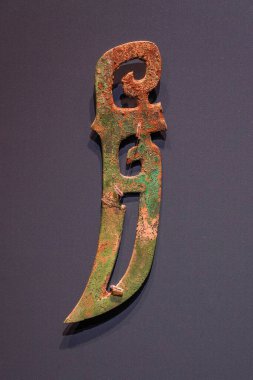 Çin 'deki Shang Hanedanlığı' ndan kalma bronz tüy şeklinde bir süs. Guanghan, Sichuan 'daki Sanxingdui harabelerinin 2 numaralı çukurundan çıkarılmış.