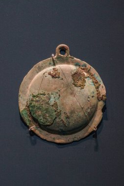 Çin 'deki Shang Hanedanlığı' ndan kalma bronz dairesel bir asma süsü. Guanghan, Sichuan 'daki Sanxingdui harabelerinde 2 çukur.