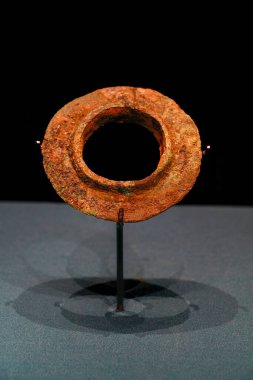 Çin 'in Shang Hanedanlığı' ndan bronz bir yuan, Sichuan, Guanghan 'daki Sanxingdui harabelerinde 1 numaralı çukurdan çıkarıldı.