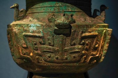 Çin 'in Shang Hanedanlığından kalma bronz bir zun, Guanghan, Sichuan' daki Sanxingdui harabelerinin 2 numaralı çukurundan çıkarıldı.