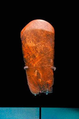 Çin 'deki Shang Hanedanlığı' ndan kalma yeşim bir balta. Pit No 'dan çıkarılmış. 1 tanesi Guanghan, Sichuan 'daki Sanxingdui harabelerinde.