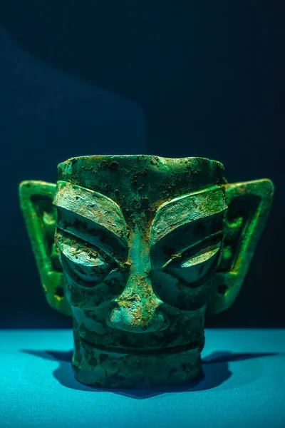 Çin 'in Shang Hanedanlığından kalma bronz insan maskesi, Guanghan, Sichuan' daki Sanxingdui bölgesinden çıkarıldı.