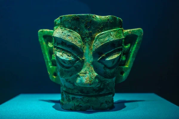 Çin 'in Shang Hanedanlığından kalma bronz insan maskesi, Guanghan, Sichuan' daki Sanxingdui bölgesinden çıkarıldı.