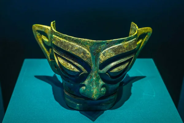 Çin 'in Shang Hanedanlığından kalma bronz insan maskesi, Guanghan, Sichuan' daki Sanxingdui bölgesinden çıkarıldı.