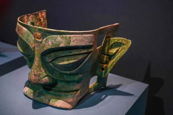 Çin 'in Shang Hanedanlığından kalma bronz insan maskesi, Guanghan, Sichuan' daki Sanxingdui bölgesinden çıkarıldı.