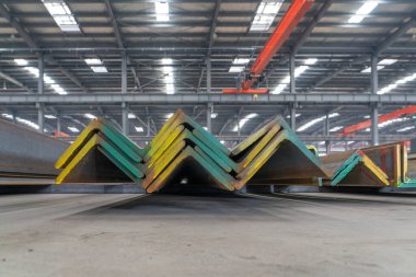 Demir kule bileşenlerinde kullanılan çeliğin çapraz kesiti, yakın plan fotoğraf.