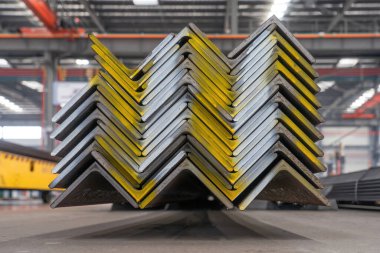 Demir kule bileşenlerinde kullanılan çeliğin çapraz kesiti, yakın plan fotoğraf.