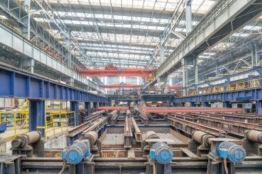 Çelik fabrikasının çelik külçe üretim hattında sıcak çelik külçeler, fotoğrafa yakın çekim