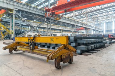 Çelik fabrikasının üretim atölyesine istiflenmiş çelik külçelerin yakın plan fotoğrafını çek.