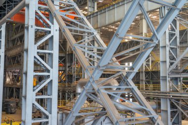 Çelik fabrikasının üretim atölyesindeki çelik yapı desteğinin yakın plan fotoğrafı.