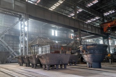 Çelik fabrikasının üretim atölyesindeki dökme demir bileşenlerinin fotoğrafını kapat