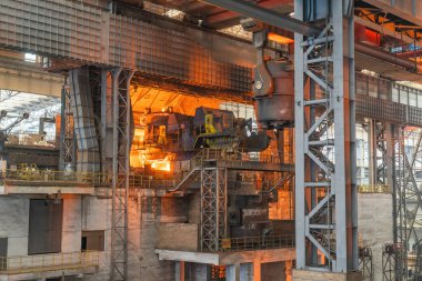 Çelik fabrikasının üretim hattında çelik kepçe, yakın plan fotoğraf