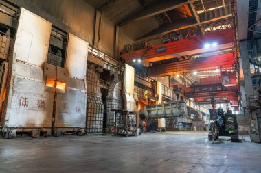 Çelik fabrikası dönüştürücü çelik yapımı, yakın plan fotoğraf.