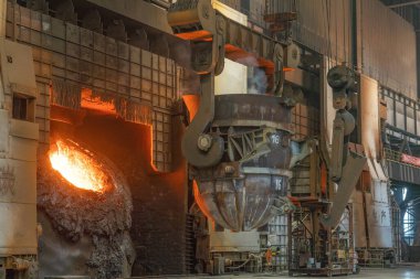 Çelik fabrikası dönüştürücü çelik yapımı, yakın plan fotoğraf.
