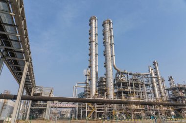 Kimya fabrikasında stiren atölyesi için üretim ekipmanları, fotoğrafa yakın çekim