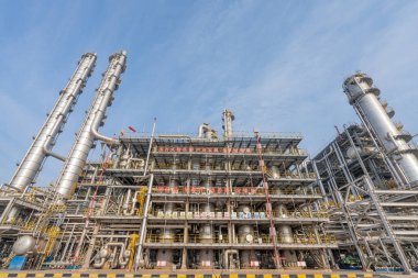 Tangshan, Çin - 9 Ocak 2026: Bir kimya fabrikasının stiren atölyesinde üretim ekipmanlarının dışı