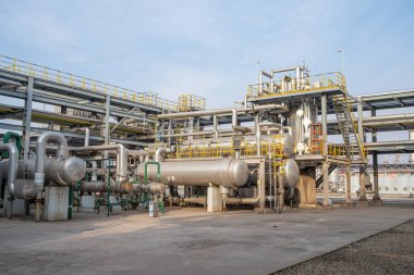 Kimya fabrikasında stiren atölyesi için üretim ekipmanları, fotoğrafa yakın çekim