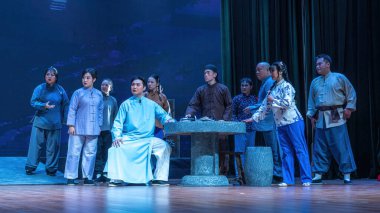 Luannan County, Çin - 2 Şubat 2026: Luannan County, Tangshan City 'deki Chengzhaocai Grand Theater' da modern Pekin Operası 