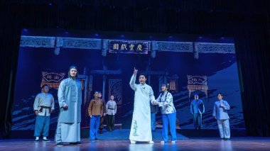 Luannan County, Çin - 2 Şubat 2026: Luannan County, Tangshan City 'deki Chengzhaocai Grand Theater' da modern Pekin Operası 