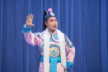 Luannan County, Çin - 3 Şubat 2026: Geleneksel Çin Pingju kostüm karakterleri.