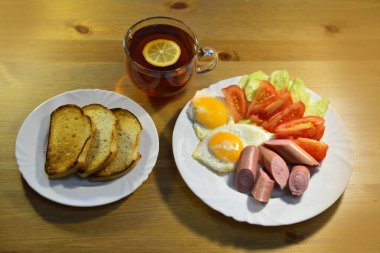 Sosis ve domatesli çırpılmış yumurta.