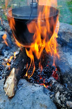 Sibirya 'da öğle yemeği ateşte pişirilir.