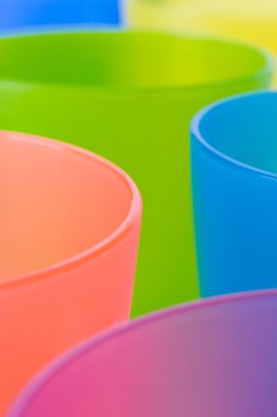 Renkli plastik bardak soyut