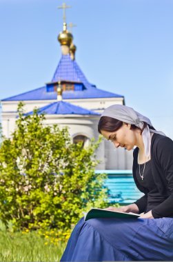 Kadın bir Ortodoks kitap okuma