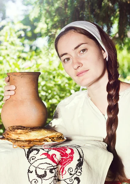 Porträt eines russischen Mädchens mit Pfannkuchen — Stockfoto
