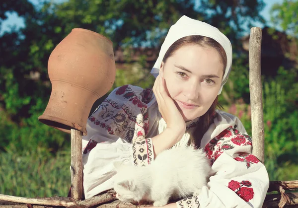 Russisch meisje met witte kitten — Stockfoto