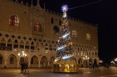 Gece Palazzo Ducale 'nin önündeki Noel ağacı, Venedik, İtalya