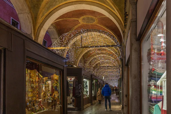 Venedik sokak galerisindekiler Noel süslemeleri ile