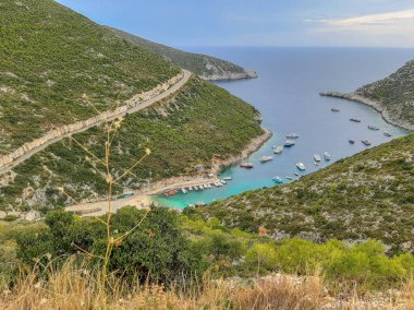 Zakynthos adasında küçük bir liman.
