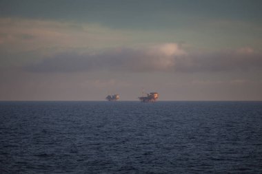 Şafakta denizde petrol platformları