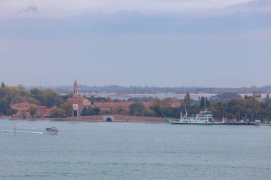 San Nicolo kilisesinin yakınındaki Lido adasındaki feribot iskelesinin görüntüsü.