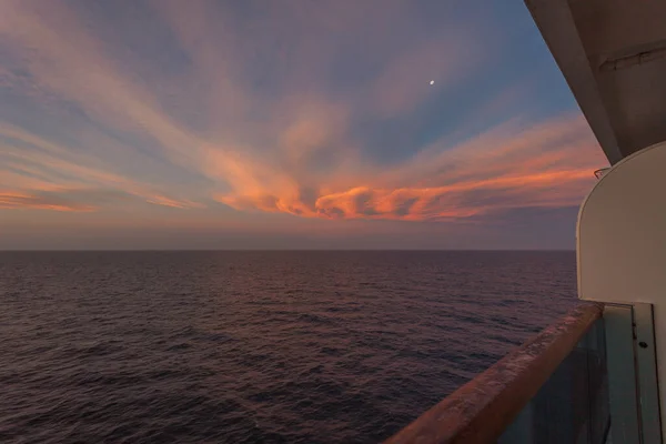 Lua subindo sobre o mar a partir do convés de um navio de cruzeiro — Fotografia de Stock