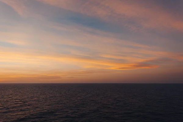 Horizonte del mar y nubes de color naranja después de la puesta del sol — Foto de Stock