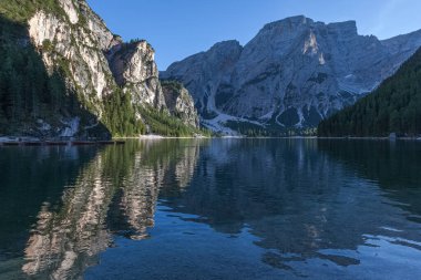 Gün batımına doğru Braies gölündeki Dolomite dağlarının yansımaları. 