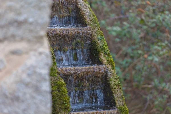 Primer plano del agua que fluye en una antigua rueda de molino — Foto de Stock