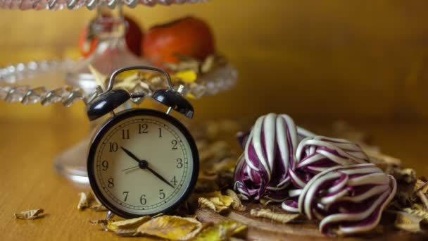 Reloj despertador timelapse con productos típicos de otoño en el fondo — Vídeos de Stock