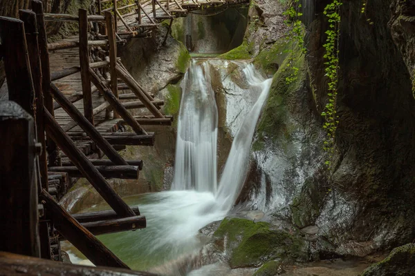 Vodopády a tůně v jeskyních vytesaných z pískovce — Stock fotografie