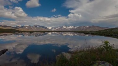 Palla Bianca 'nın tepesinin zamanlaması Alp Gölü' ne yansıdı
