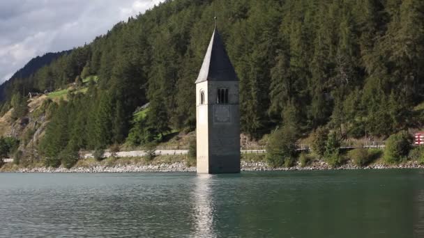 A torre sineira de Curon que emerge do lago Resia — Vídeo de Stock
