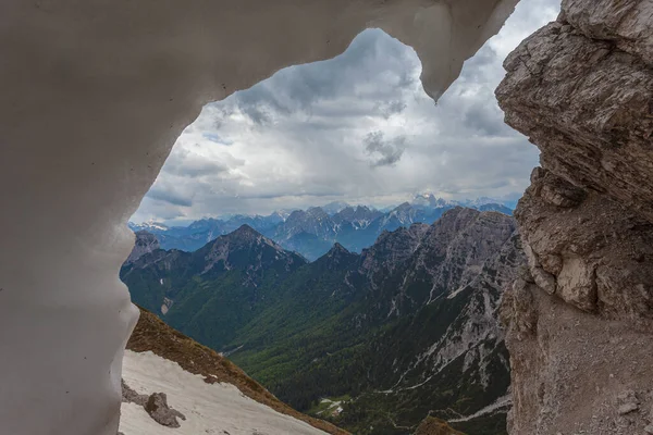 Cadore dolomitlerinin panoraması kardaki bir delikten görünüyor, Dolomitler, İtalya Telifsiz Stok Fotoğraflar