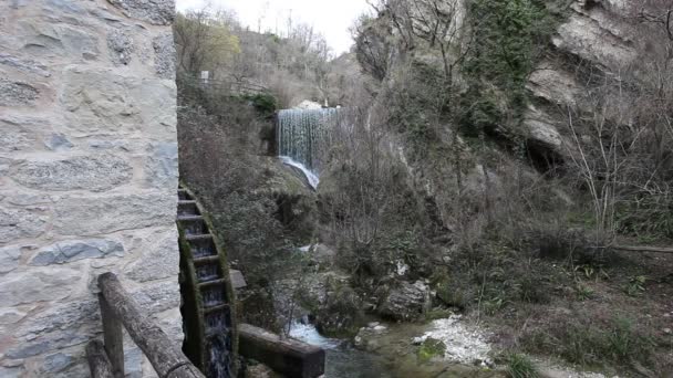 Effet cinématographique de l'eau dans un ancien moulin à eau et dans une cascade dans un ruisseau — Video