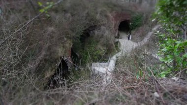 Mağaraların panoramik görüntüsü ve onları ziyaret eden insanlar üzerinde eğim değişimi etkisi